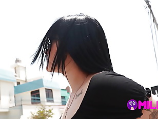 Jazm iacute;n es dif iacute;cil de pillar pero le habr aacute; pedido permiso a su novio para follar con un fan virgen a cambio de dinero??… Uff lo tiene todo rosadito, le gusta portarse mal y es tremenda infiel.