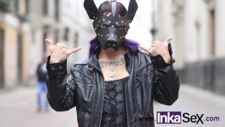 Puta peruana le gusta exhibirse en la calle con mï¿½scara de perra de cuero