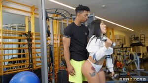 Public Gym Fuck With Curvy Latina