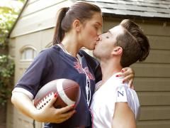 Cheerleadergirl fickt mit einem Spieler