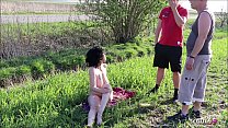 Die beiden erwischen reife Frau nackt beim Sonnen und ficken sie zusammen durch