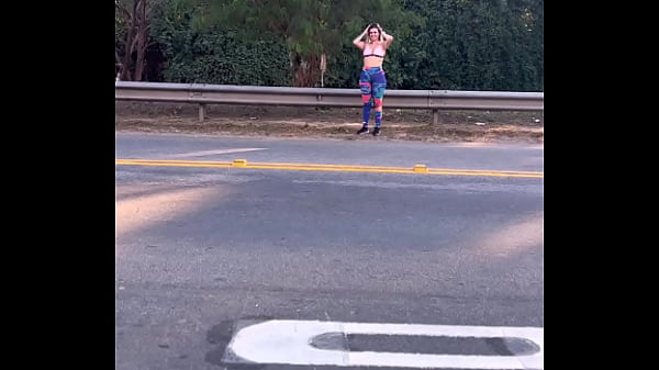 Encontrei uma prostituta na esquina chamei ela pra fazer um boquete ela quis 100$ eu pedir desconto ela chupou só a cabecinha ! Levei pro terreno baldio qui delícia de boquete