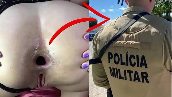 Negão arromba a mulher do policial enquanto ela fala com o corno