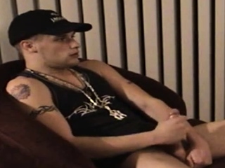 Str8 accepts to be filmed while jerking