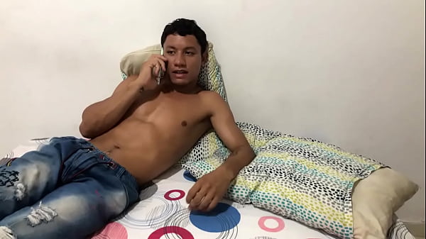 llamo por telefono a mi hermanastra para follarmela bien duro a solas