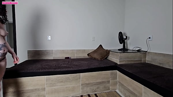 GRAVIDA SAFADA SE EXIBE NA INTERNET ENQUANTO O MARIDO CORNO SI PREPARA PRA FUDE-LA