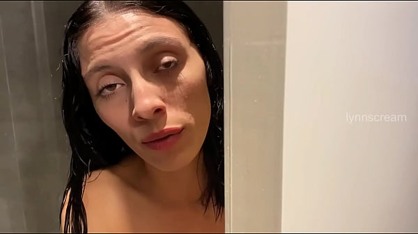 I fucked my girlfriend’s stepsis in the bathroom when she went to the supermarket LYNN SCREAM