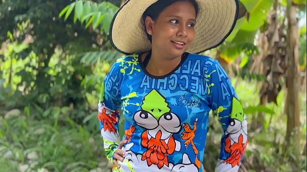 INOCENTE CAMPESINA ME CHUPA LA VERGA EN EL BOSQUE HASTA TRAGARSE MI LECHE A CAMBIO DE DINERO