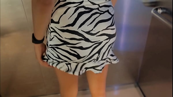 Me calienta en el ascensor y me la follo duro en mi apartamento – Teen cachonda