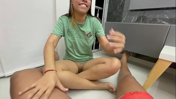Mi culona latina hermanastra esta cachonda y quiere que le de mi rica polla por su estrecho culo hasta llenárselo todo de mi leche.