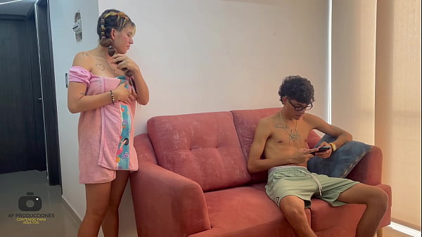 Mi hermanastra me soborna que si no la follo muy duro le cuenta a mis padrastros de nuestro amor secreto.