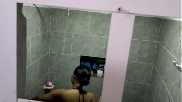 VEO A MI CUÑADA DE ROSTRO HERMOSO EN LA DUCHA Y CUANDO ME SORPENDE ME DA UNA MAMADA CON TRAGADA DE SEMEN