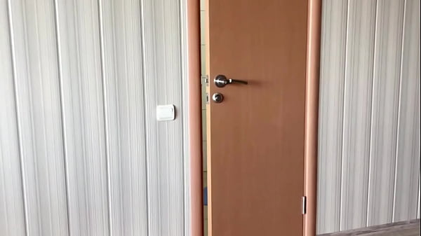 Veo a mi hermanastra bañándose y entro para follarmela